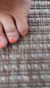 Amateur blonde rijpe vrouw geniet van voetenaanbidding