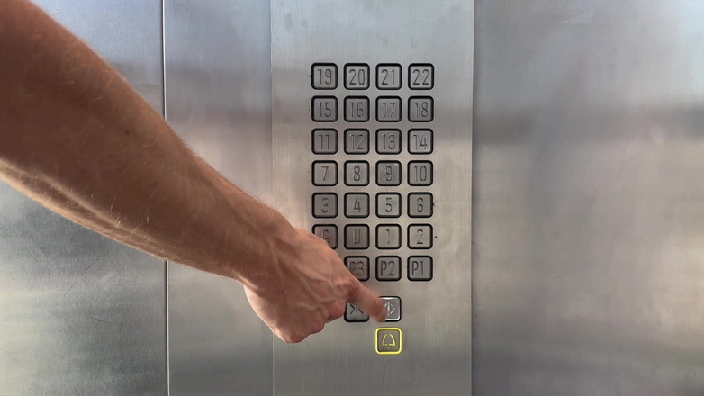 Falcon Al: ムラムラした隣人がトレーニング後のエレベーターで私を見つけ、その場で情熱的に抱きました