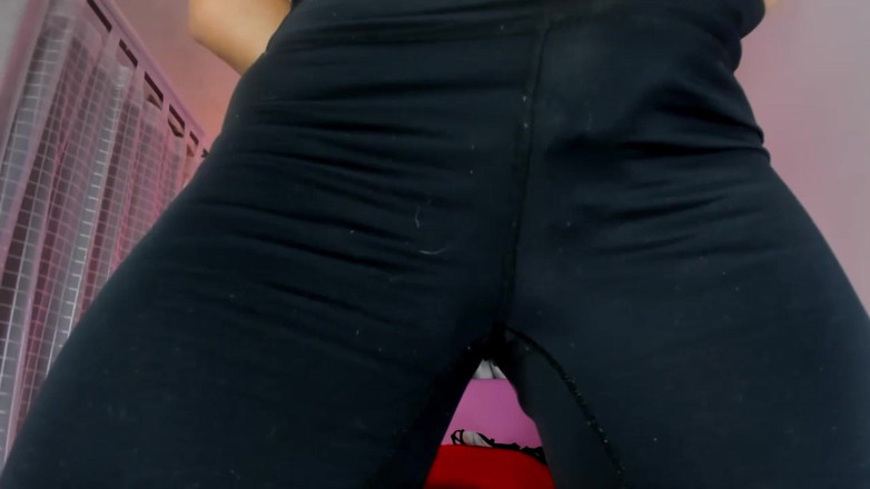 Niki Fox: Memancut mani dan kencing seluar yoga saya