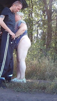 Nel parco, scopo mia suocera nella sua figa a pecorina, poi in bocca e sborra due volte in un minuto