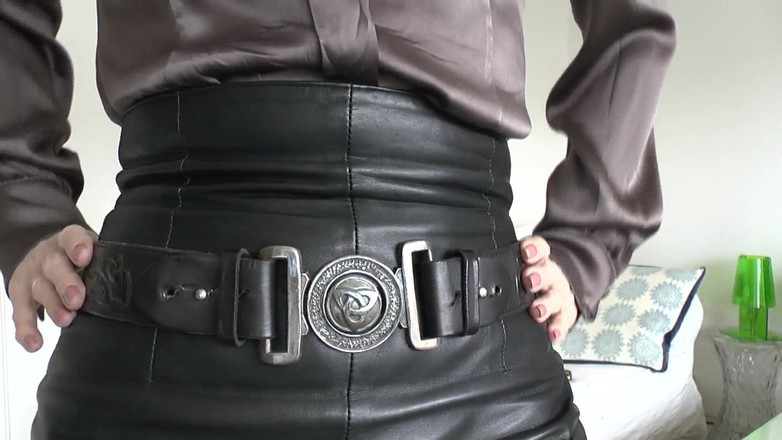 Lady Victoria Valente: Belt Fitting in the Living Room, Part 1, Lady Victoria Valente