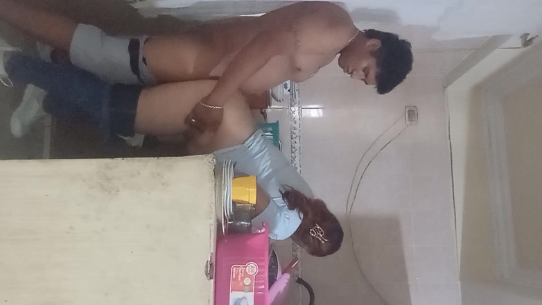 Eatrella j: Ev işçisi işvereniyle yalnız.