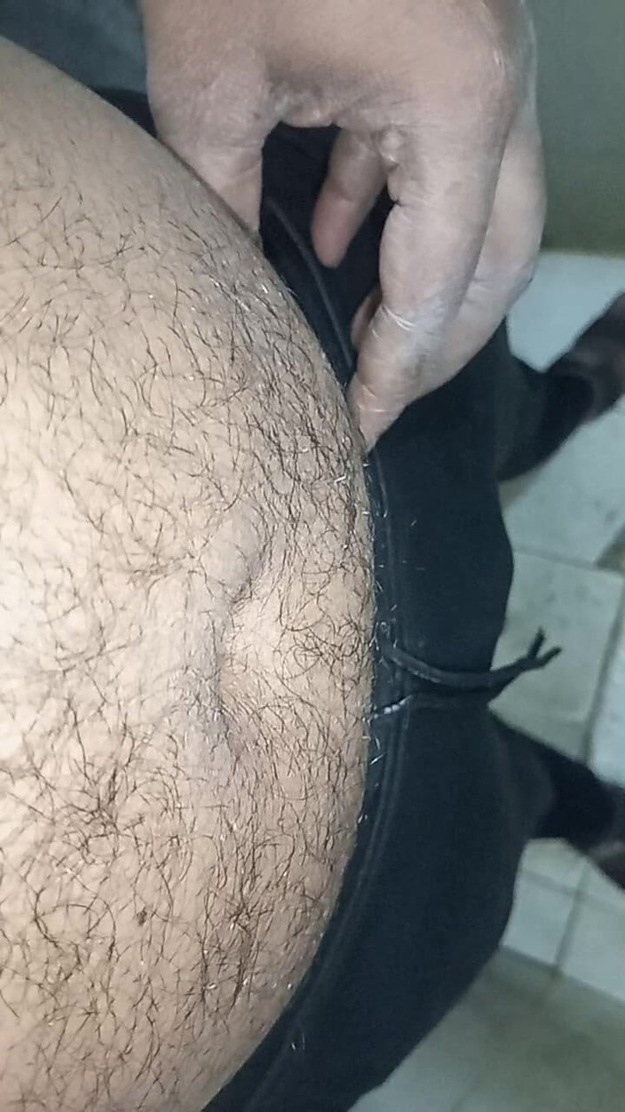 Sweet Indian cock: インドの少年が大きなペニスで屋外マスターベート