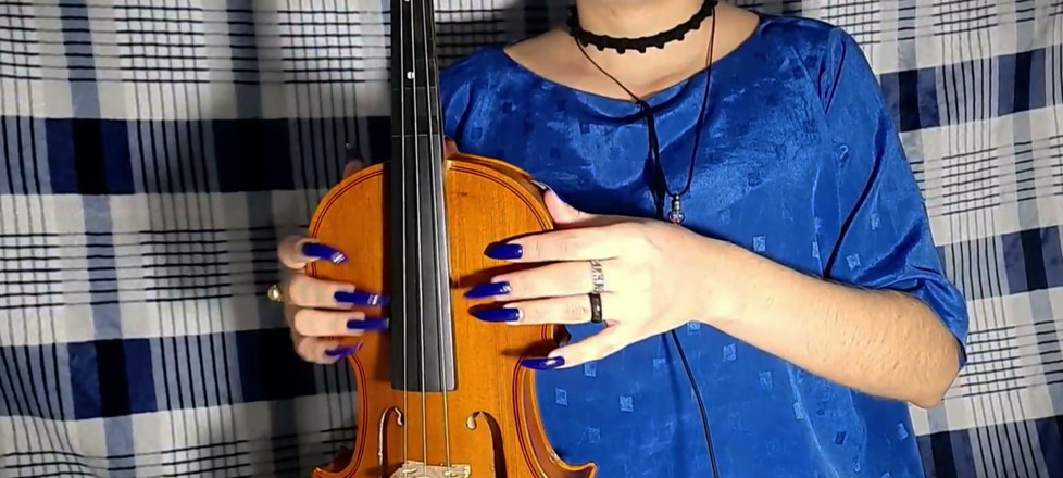 Goddess Li: Blue Nails dengan seorang Violin