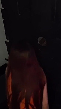 Manželka si vzala kondom od cizince v glory hole, aby měla sex bez kondomu