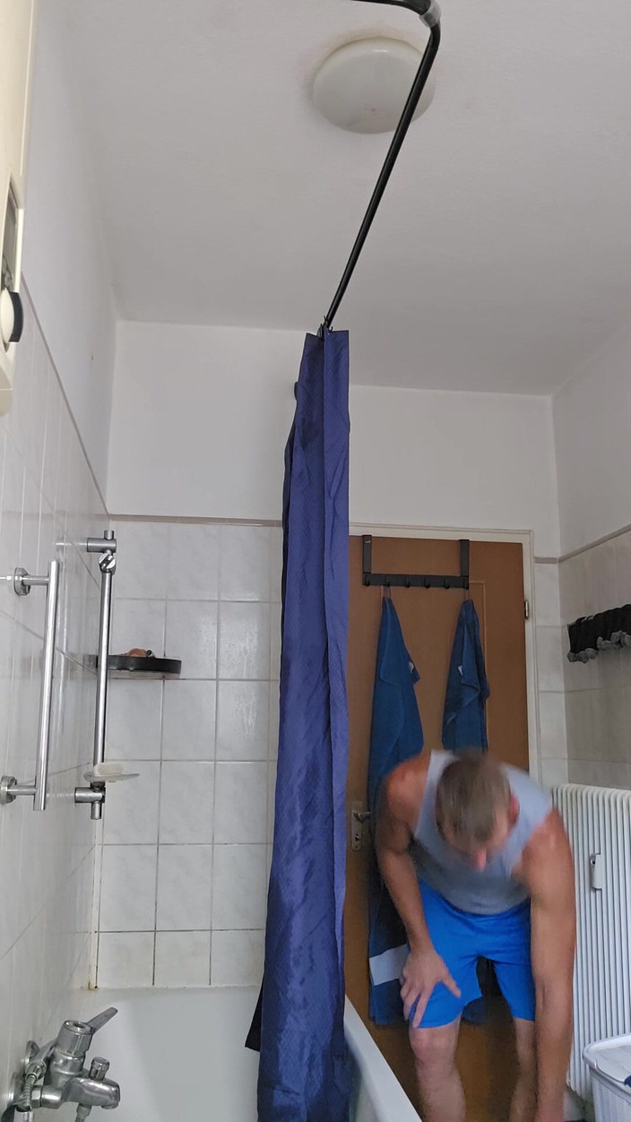 Chris_snoopy_91: Tomando banho depois do trabalho, vibrador fodendo e se masturbando...