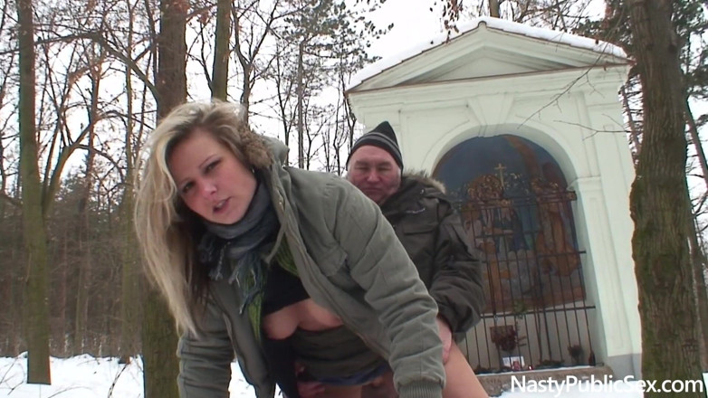 Nasty Public Sex: Starý muž šuká prsatou holku Samantha Jolie venku