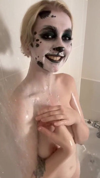 Juego de pintura corporal dálmata en la ducha