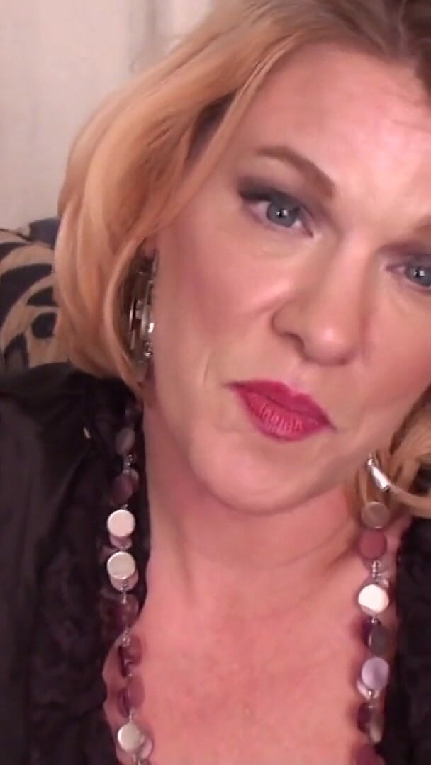 Mature Solo NL: MILF Amerika panas Sybil menyumbat pepeknya di sofa