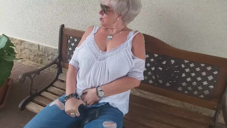 PureVicky66: Babcia pozwala ci zajrzeć w jej spodnie