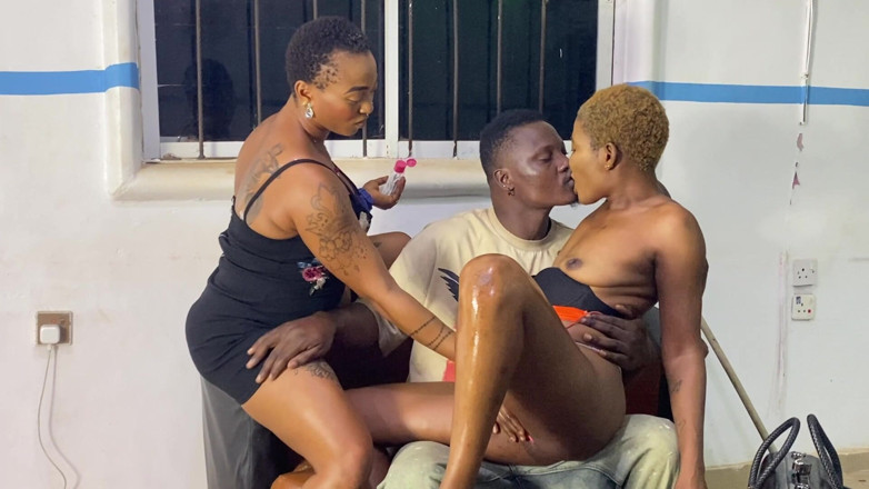 SugarNSpice01: Ho beccato mio marito e il nostro pulitore del salone...