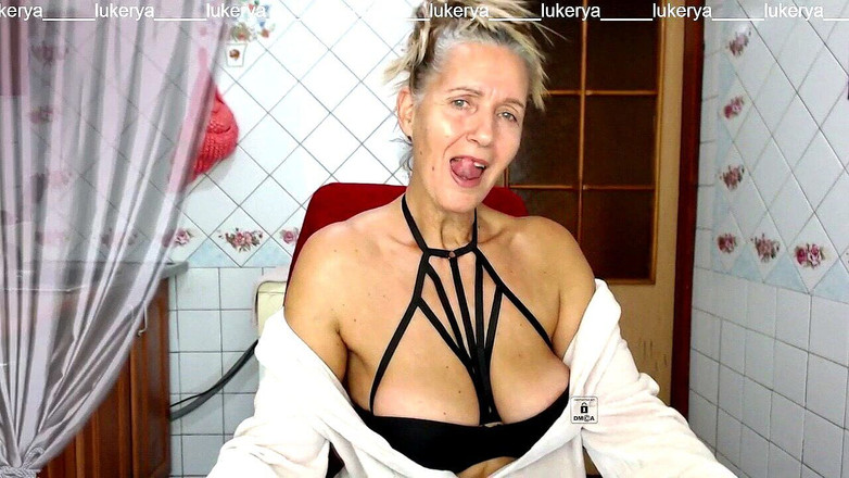 Lukerya: Lukerya, 커피와 걷는 젖탱이