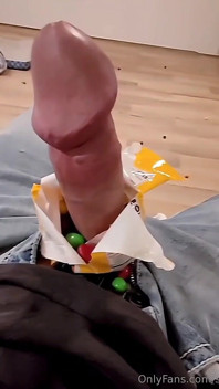 Bir çanta büyük yarak ve m&m