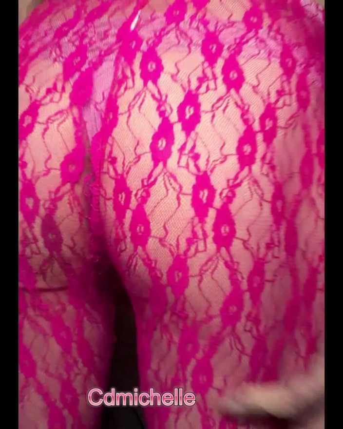 Feeling sexy today crosdressing: Cdmichelleがセクシーなピンクのレギンスを履いている