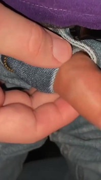 Pequeña polla jugosa sin cortar se sale de los pantalones jugando con el prepucio