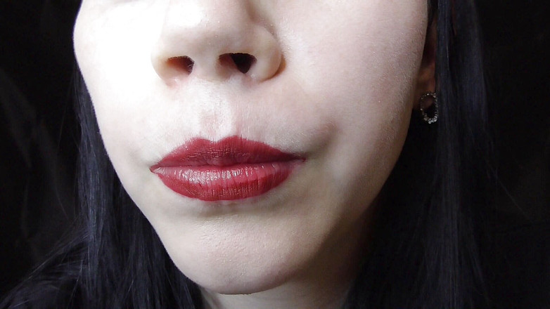 Anna Sky: Sexy obryně jí gumové medvědy