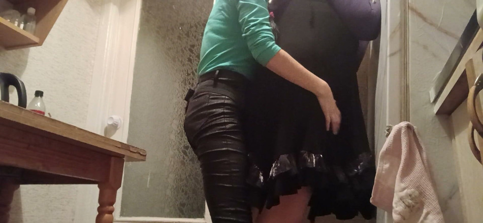 Lesbian-illusion: Я жестко трахаю мою замужнюю соседку страпоном на кухне, пока ее муж смотрит телевизор