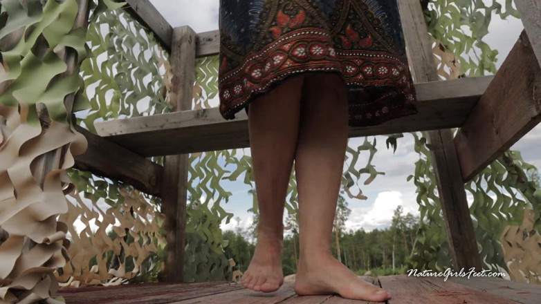 Inquisition and prison world: Las chicas de la naturaleza disfrutan de los pies sucios...