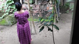 Tôi thấy dì của tôi dọn dẹp sân, tôi ôm cô ấy và bắt đầu làm tình