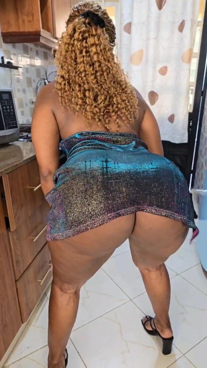 Solo big ass: Taquinage dans ma robe courte bleu nuit
