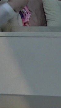 Cum challenge with Dice Throwing Contest Backstage Day zaczyna się od dużych cycków Blonde MILF i Jej BFF