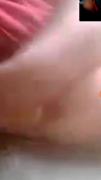 Infiel puta de ébano casada masturbándose en video llamada