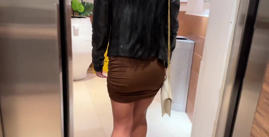 Miss Lexa: Aku suka banget di kamar hotel setelah keluarin gaun baru...