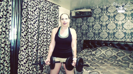 Goddess Misha Goldy: 105 gewichtsliften herhalen voor biceps-uitdaging!