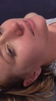 Brunetka paní dusí její submisivní