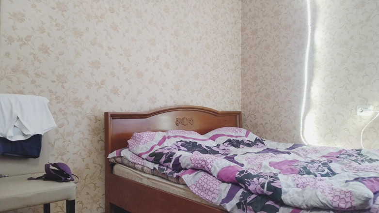 Teen and Milf Female Sex: W mojej sypialni moja dziewczyna rozbiera się i pokazuje mi...