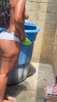 La figliastra arrapata di 18 anni si fa scopare duramente dal suo patrigno nel cortile