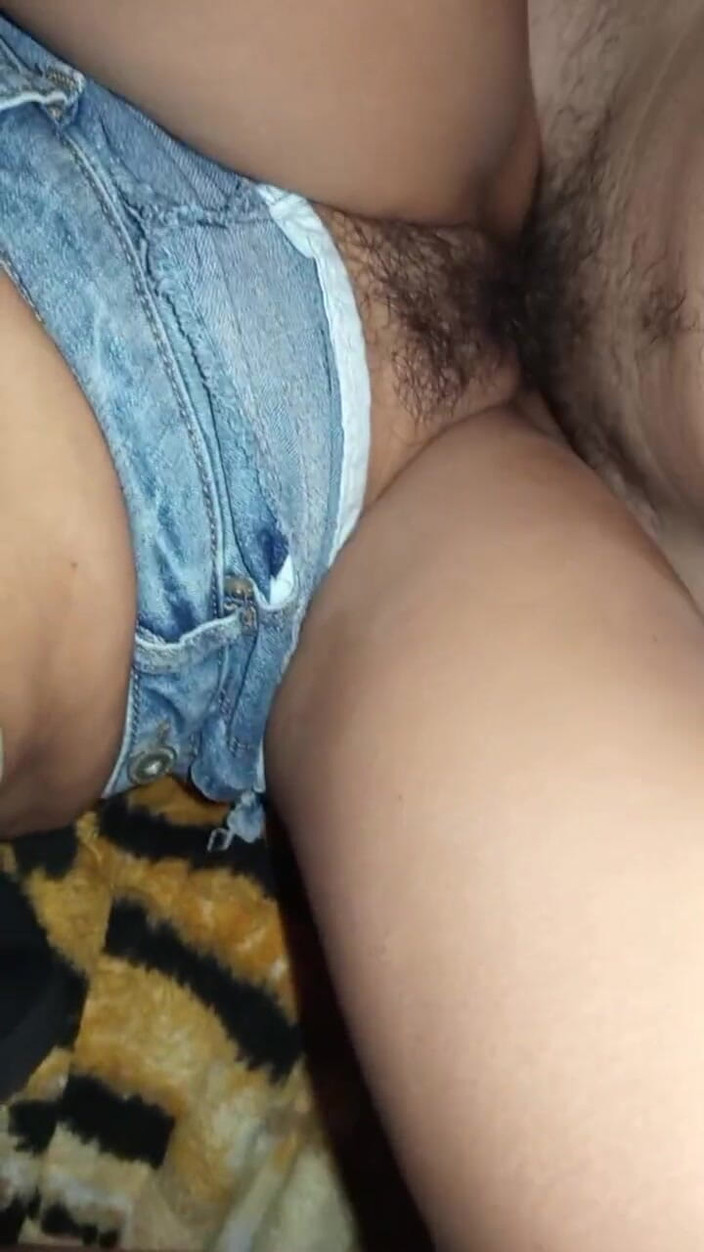 Moo DBOXXX: Tengo sexo con la chica que me vende mi ropa