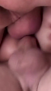 Doublez le plaisir avec un trio passionnant et une double pénétration avec une beauté affamée