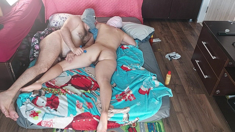Amateur_MS: Urut sensual pasangan amatur panas dengan minyak di badan.