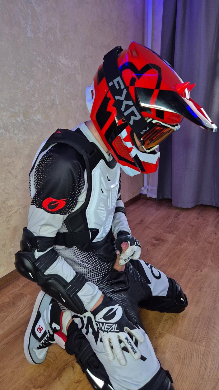 Sneakersmax98: I Put on My Boyfriend's Mxgear, Cum Twice