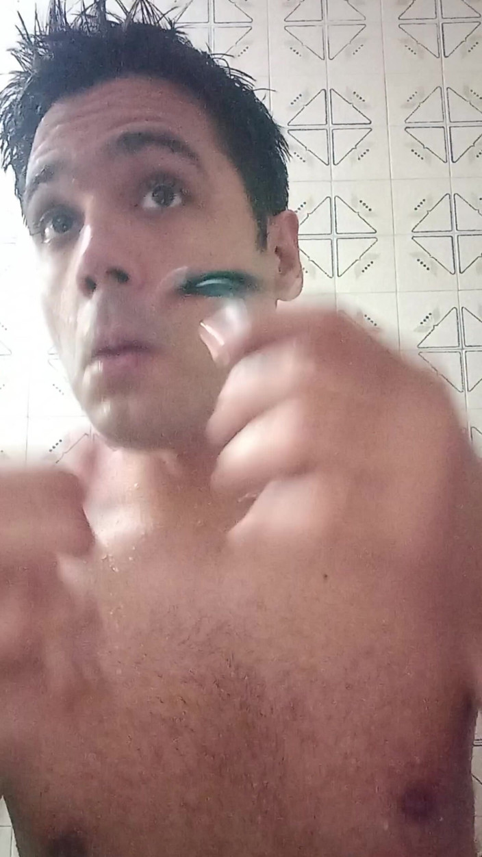 Guss: Ein dunkler Typ im Badezimmer