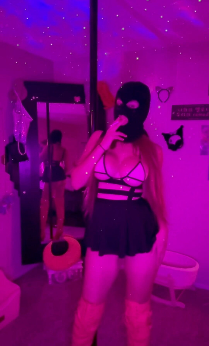 Artemisia Love: Artemisia älskar sexig outfit och balaclava rökning session för dig