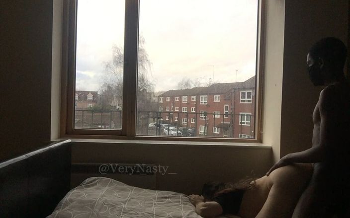 VeryNasty: Děvka šuká velké černé péro u okna, aby to všichni viděli