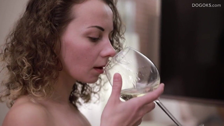 Dogok's: Mila Shane joue avec sa chatte rasée