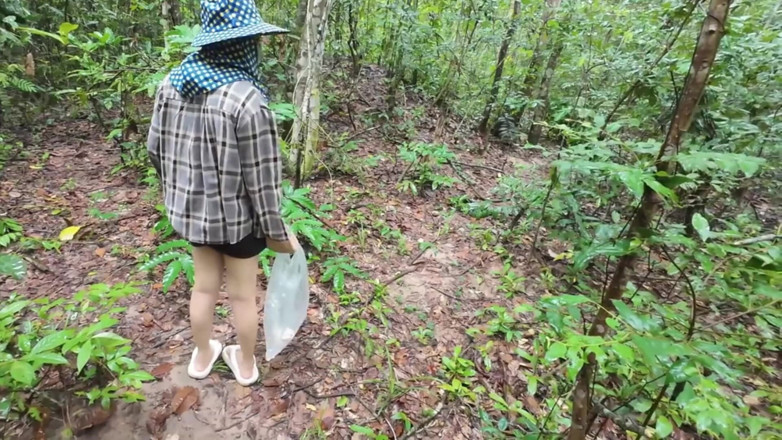 RealThaiSolo: Chica tailandesa camina y se jacta de recoger setas de...