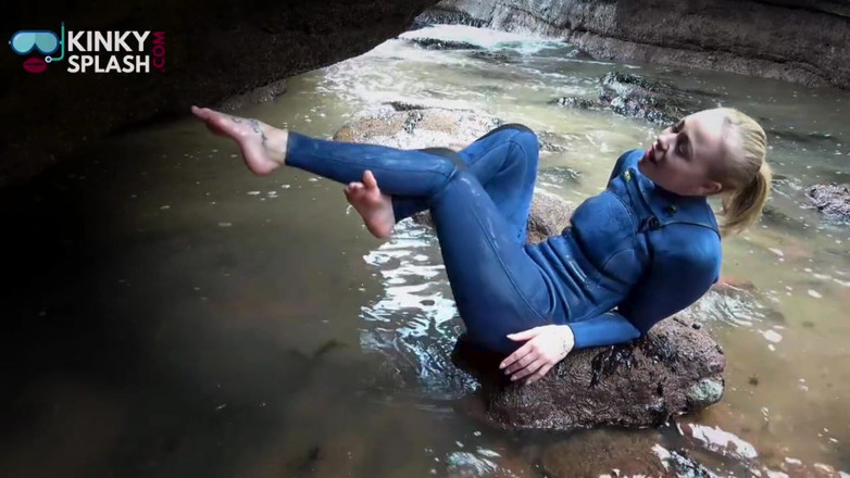 UKCuteGirl Lucy Lauren: Deniz kenarında wetsuit 31 talimatı ve lastik ovma