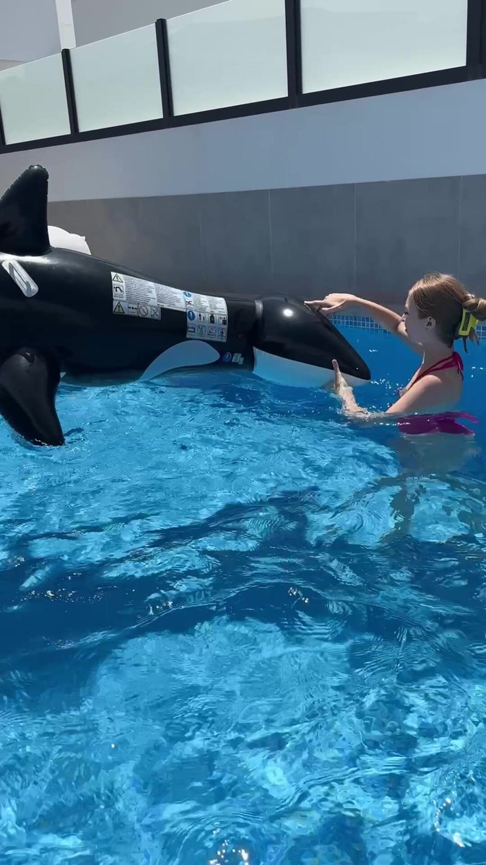 Sheryl X Sinclair: Filmato Lexi Montana si diverte nella piscina all'aperto!