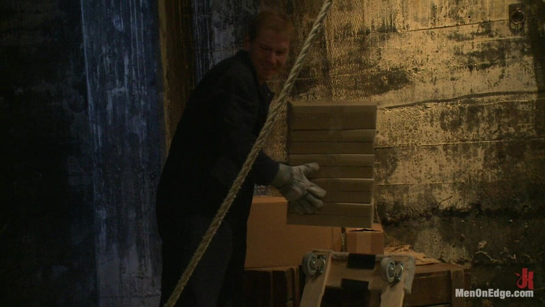 Men on Edge: 捕まった港湾労働者が二人の変態に襲われる