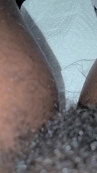 Un intenso orgasmo femminile mentre si guarda il porno