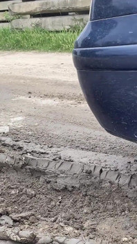 Coincée Dans Une Canne De Boue - Pompage De Talons Jusqu’à Une Branlette Et Pipe Baveuse!