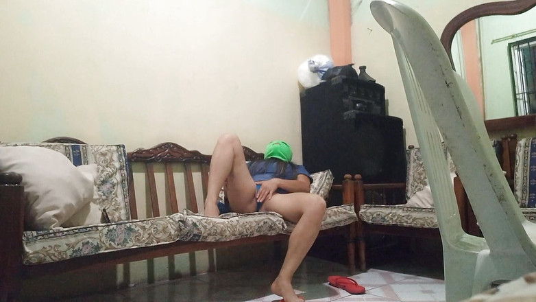 Martin13: 肮脏的护士在她老板的办公室里自慰。她幻想在沙发上做爱