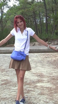 Cantik 18 tahun berambut merah Alice telanjang di pantai