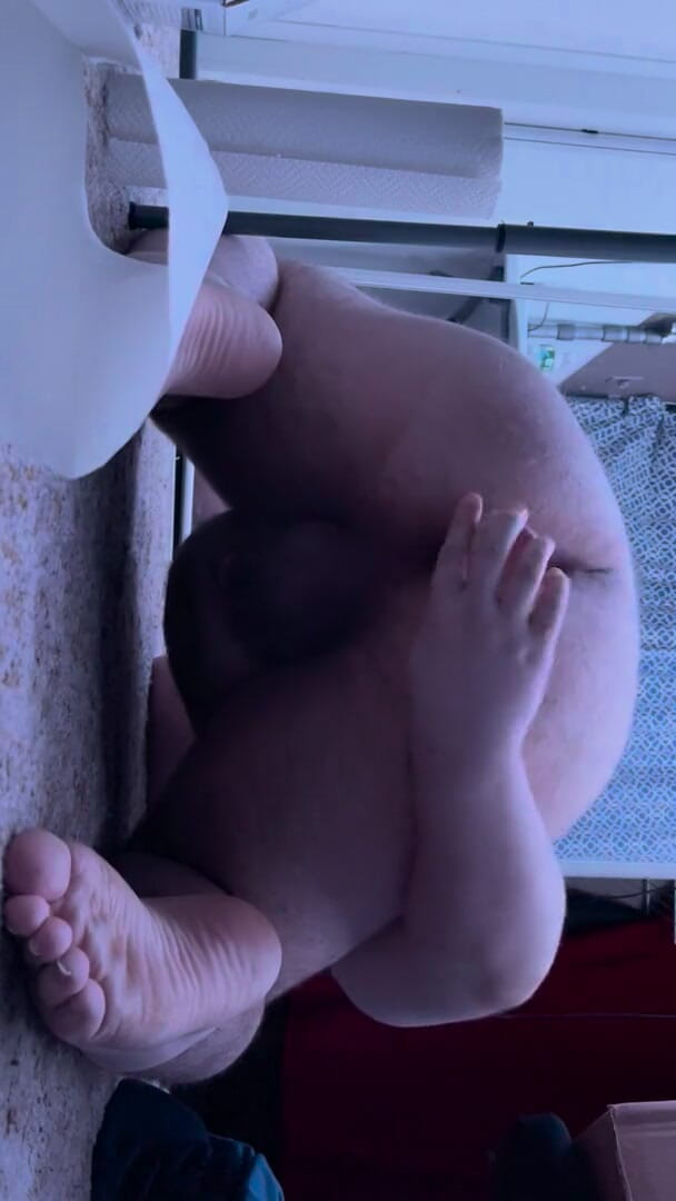Chubbybidude: गोल-मटोल समलैंगिक आदमी डिल्डो से अपनी गांड भरता है