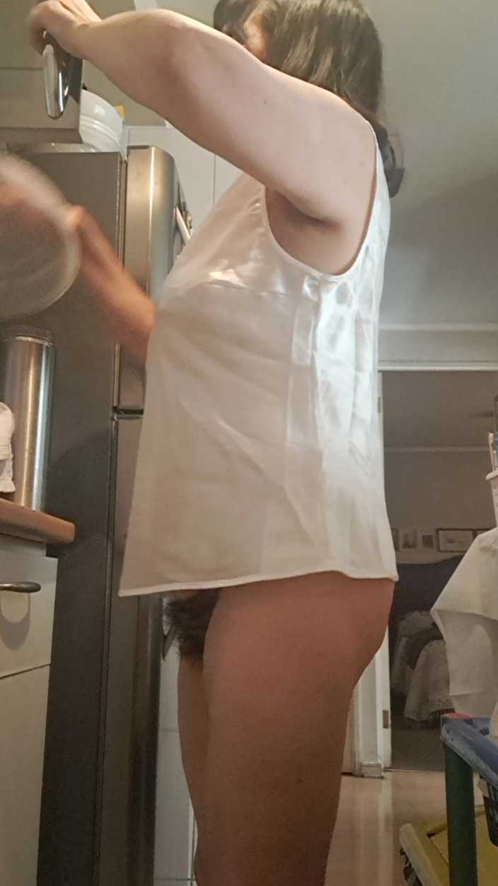 Mommy big hairy pussy: Suamiku merekamku tanpa celana dalam di dapur