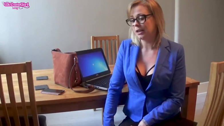 UKCuteGirl Lucy Lauren: Jalang pejabat menggoda bosnya untuk kenaikan zakar tanpa malu